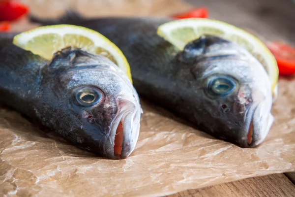 2 つの生のシーバス魚のレモンのクローズ アップ — ストック写真