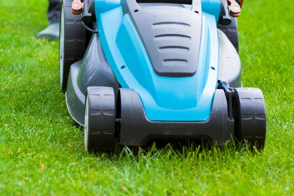 Blauwe grasmaaier op groen gras — Stockfoto