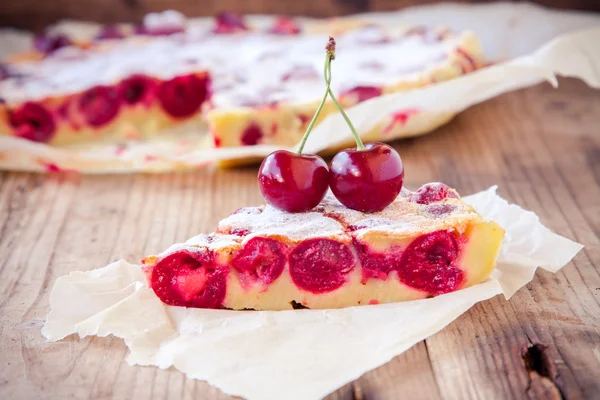 Ломтик вишневого пирога на деревянном фоне — стоковое фото