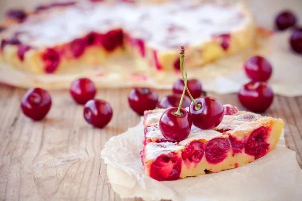 Fatia de torta de cereja em um fundo de madeira — Fotografia de Stock