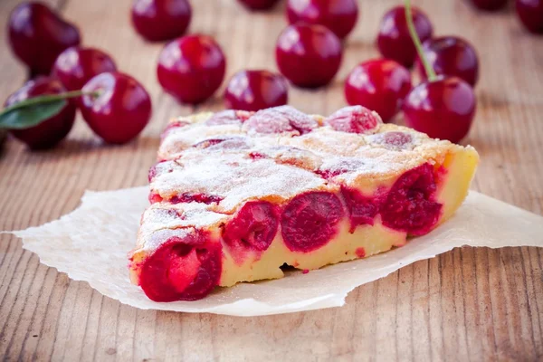 Fatia de torta de cereja em um fundo de madeira — Fotografia de Stock