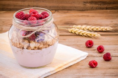 Kahvaltı: Mısır gevreği Ahududu ve yoğurt ile