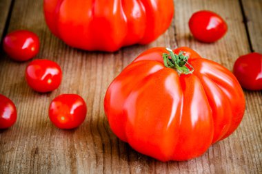 taze kırmızı domatesler ahşap zemin