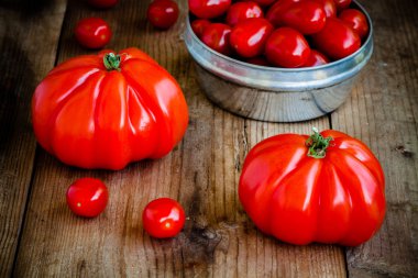 taze kırmızı domatesler ahşap zemin