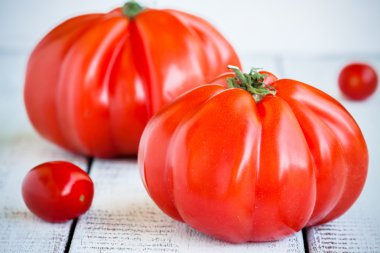 taze kırmızı domatesler ahşap zemin