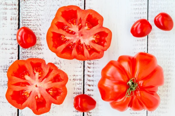 Φρέσκο κόκκινο κειμήλιο ντομάτες σε ξύλινα φόντο — Φωτογραφία Αρχείου