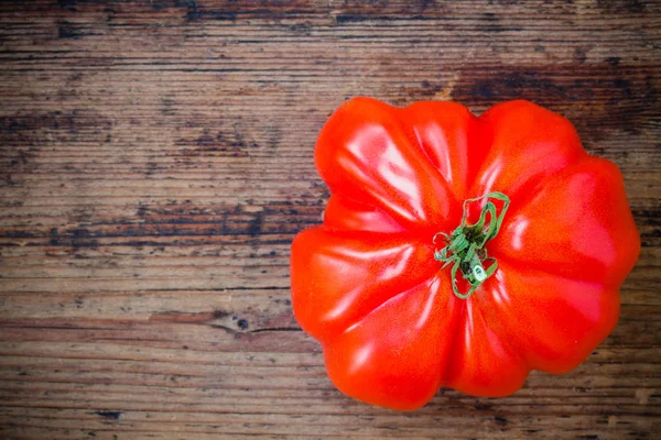 Pomodori cimelio rosso fresco su uno sfondo di legno — Foto Stock