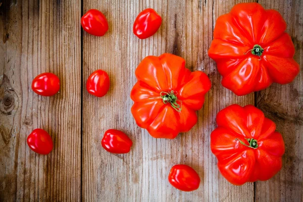Φρέσκο κόκκινο κειμήλιο ντομάτες σε ξύλινα φόντο — Φωτογραφία Αρχείου