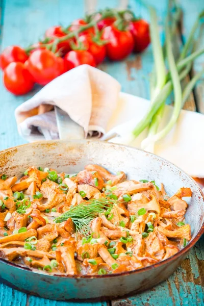 Jamur chanterelle goreng dengan bawang hijau dalam wajan goreng — Stok Foto