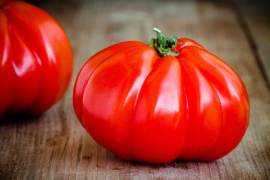 taze kırmızı domatesler ahşap zemin