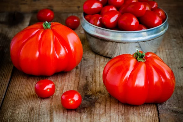 Färska röda heirloom tomater på en trä bakgrund — Stockfoto