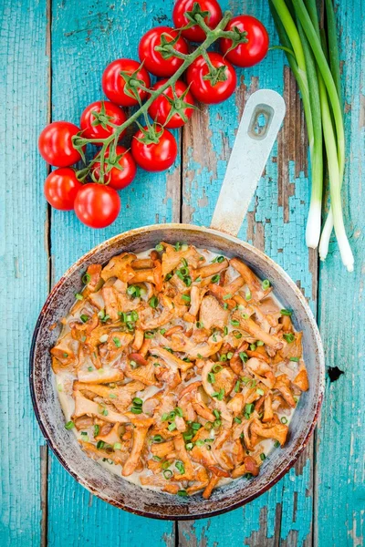 Fried chanterelle mushrooms with green onions in a frying pan — Stock Photo, Image