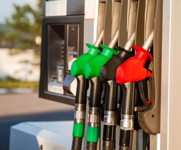 Bombas de combustível no posto de gasolina — Fotografia de Stock