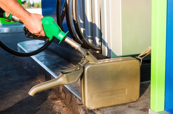 Man fylla behållaren med bensin — Stockfoto
