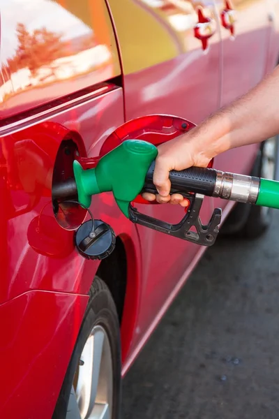 Person tanka en bil på bensinstation — Stockfoto