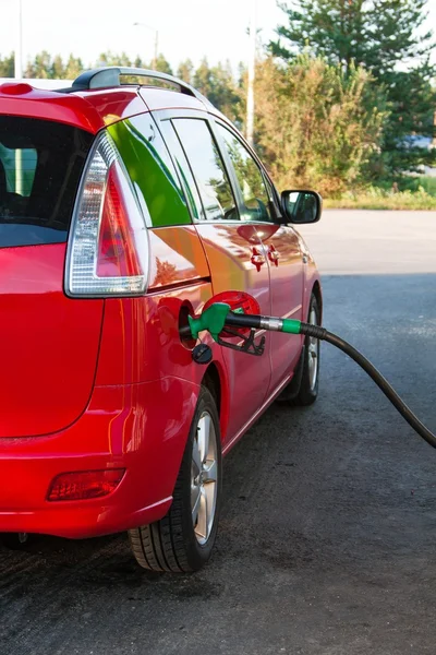 Boquilla de la bomba de gas en el depósito de combustible de un coche . — Foto de Stock