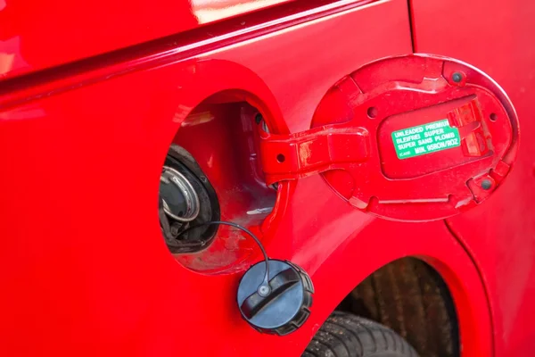 Persona repostando un coche en la gasolinera — Foto de Stock