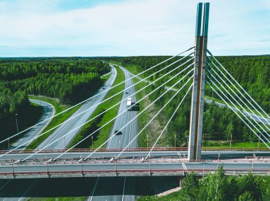 Finlandiya 'da karayolu üzerindeki köprü manzarası. Güzel yaz manzarası.