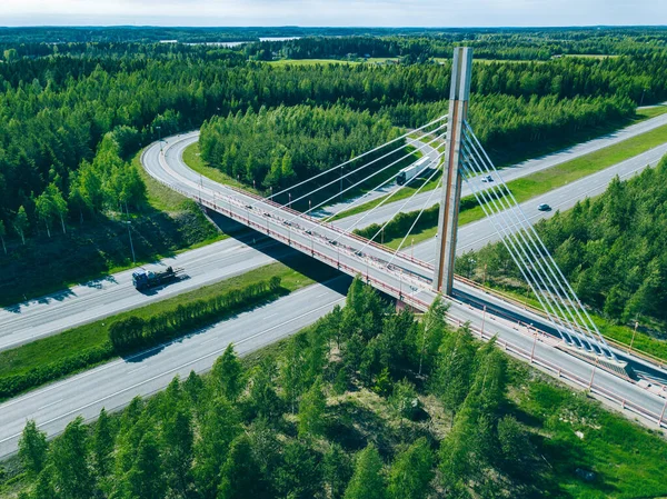 Finlandiya 'da karayolu üzerindeki köprü manzarası. Güzel yaz manzarası.