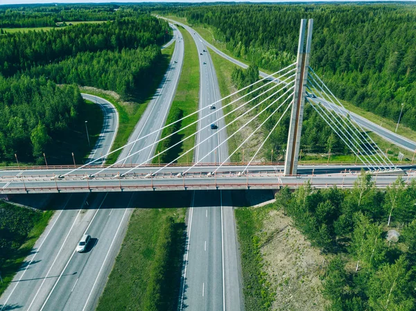 Finlandiya 'da karayolu üzerindeki köprü manzarası. Güzel yaz manzarası.