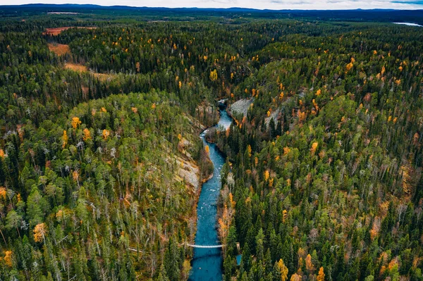 Widok Lotu Ptaka Błękitnej Rzeki Mostem Finlandii Piękny Jesienny Krajobraz — Zdjęcie stockowe