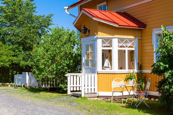 Gelbes Holzhaus mit rotem Dach im skandinavischen Stil — Stockfoto