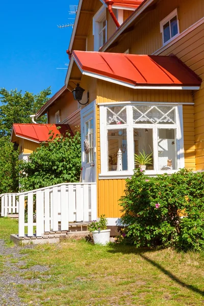 Trä gult hus med rött tak i skandinavisk stil — Stockfoto