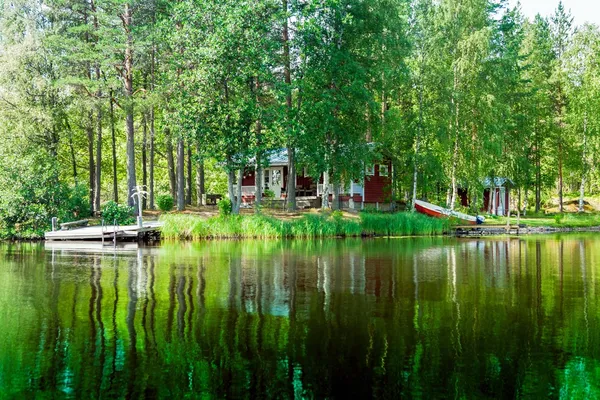 Oude Finse zomerhuisje op een meer — Stockfoto