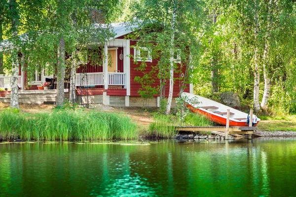 Antigua casa de campo finlandesa roja en un lago — Foto de Stock