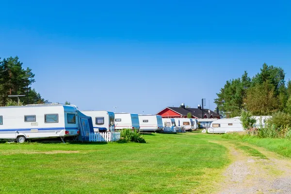 Camping med husvagnar i naturen parkerar — Stockfoto