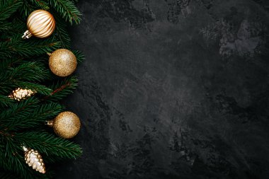 Yeşil köknar dalları ve altın dekorlu Noel arkaplanı. Kopyalama alanı olan üst görünüm