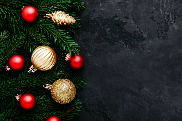 Yeşil Köknar Dalları Koniler Altın Kırmızı Dekoru Olan Bir Noel — Stok fotoğraf