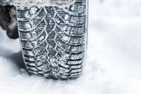 Kış Lastiği Kış Yolundaki Araba Lastiklerinin Karla Kaplı Olduğu Yakın — Stok fotoğraf