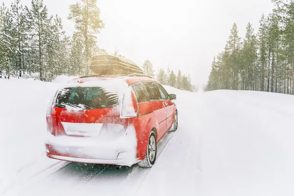 Coche Rojo Con Caja Techo Invierno Carretera Nieve —  Fotos de Stock