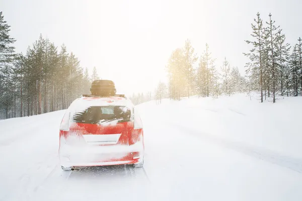 Coche Rojo Con Caja Techo Invierno Carretera Nieve —  Fotos de Stock