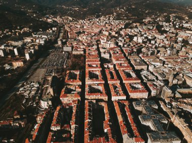 İtalya 'nın Savona kasabasındaki bir grup binanın hava görüntüsü.