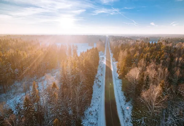 Vista Aérea Nieve Camino Invierno Bosque Con Sol Mañana Hermoso —  Fotos de Stock