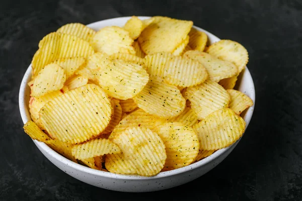 Kartoffelchips Knusprige Kartoffelchips Und Saure Sahne Mit Zwiebeln Schüssel Auf — Stockfoto