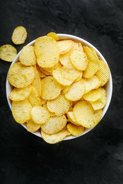Aardappelchips Krokante Chips Schaal Een Donkere Stenen Achtergrond Bovenaanzicht Met — Stockfoto