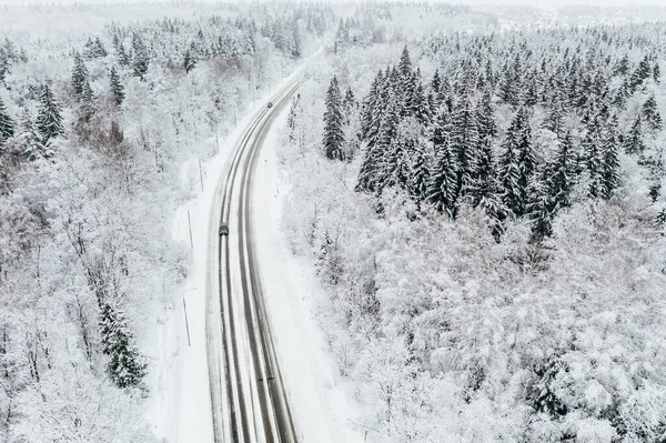 Vista Aérea Superior Estrada Inverno Com Carros Floresta Coberta Neve — Fotografia de Stock