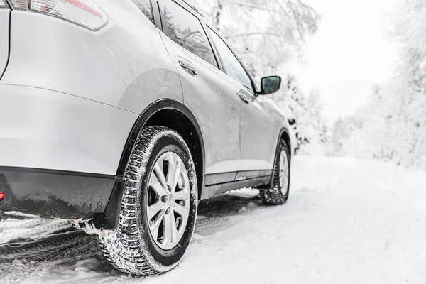 Neumático Coche Camino Invierno Bosque Cubierto Nieve Paisaje Invernal Con —  Fotos de Stock