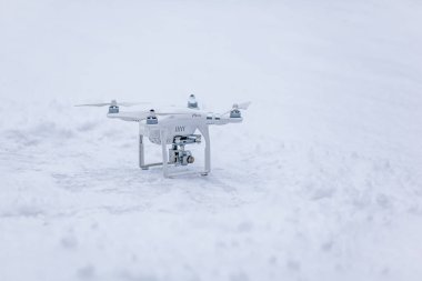 Kar ormanlarında modern drone.