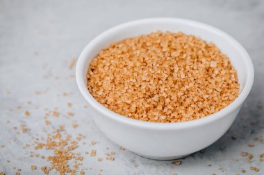 Esmer şeker. Esmer şeker gri taş arka planda beyaz kasede