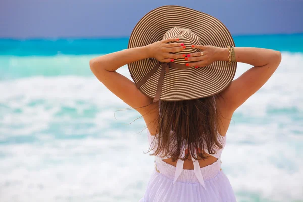 Giovane donna di moda rilassarsi sulla spiaggia — Foto Stock