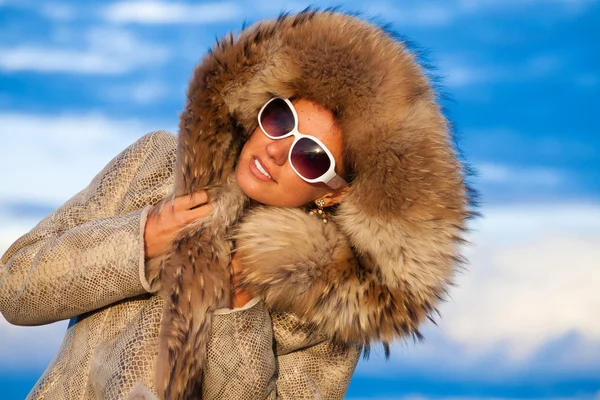 Belleza de invierno en abrigo de piel —  Fotos de Stock