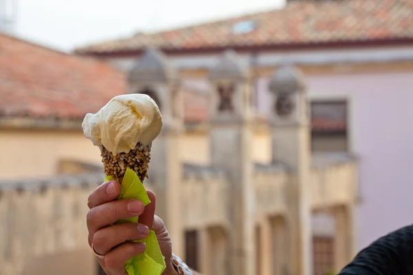 Ice Cream in man hand — Stock Photo, Image
