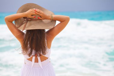 genç seksi tabaklanmış esmer güzel kumsalda dinlenmek