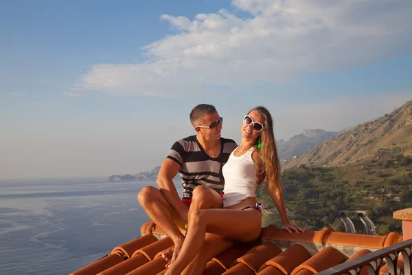 Glückliches Paar entspannt auf Hoteldach — Stockfoto
