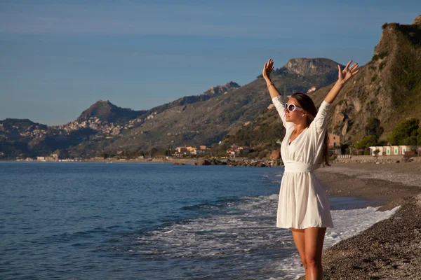 Pretty young woman with arms raised — Stock Photo, Image