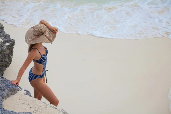 在加勒比海滩放松的女人 — 图库照片